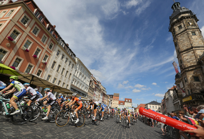 The peloton crossing Altenburg's Markt square in 2013